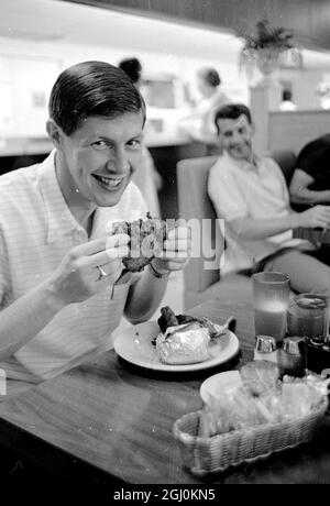 Dallas, Texas: Don Mackay di Dundee, Scozia, entra in un pezzo di pollo fritto qui di recente. È membro della squadra di football Dundee United che rappresenta Dallas nelle partite della United Soccer Association qui. La squadra giocherà fino all'8 luglio. Don è visto a pranzo nella Casa della Fraternità della Southern Methodist University, dove vive la squadra. Il team è noto come "dallas tornadoes". 4 luglio 1967 Foto Stock