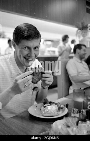 Dallas, Texas: Don Mackay di Dundee, Scozia, entra in un pezzo di pollo fritto qui di recente. È membro della squadra di football Dundee United che rappresenta Dallas nelle partite della United Soccer Association qui. La squadra giocherà fino all'8 luglio. Don è visto a pranzo nella Casa della Fraternità della Southern Methodist University, dove vive la squadra. Il team è noto come "dallas tornadoes". 4 luglio 1967 Foto Stock