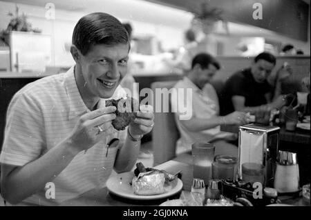 Dallas, Texas: Don Mackay di Dundee, Scozia, entra in un pezzo di pollo fritto qui di recente. È membro della squadra di football Dundee United che rappresenta Dallas nelle partite della United Soccer Association qui. La squadra giocherà fino all'8 luglio. Don è visto a pranzo nella Casa della Fraternità della Southern Methodist University, dove vive la squadra. Il team è noto come "dallas tornadoes". 4 luglio 1967 Foto Stock