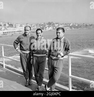 Vina del Mar, Cile: Tre dei principali calciatori del calcio europeo si solano oggi sul lungomare di Vina Bell Mar, Cile. Da sinistra a destra, sono Alfredo di Stefano; Francisco Ganto, e Ferenc Puskas, tutti membri della Nazionale di Calcio Spagnola ora in formazione per l'opeening del Torneo di Calcio della Coppa del mondo. 27 maggio 1962 Foto Stock