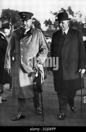 Paul Ludwig Hans Anton von Beneckendorff und von Hindenburg conosciuto universalmente come Paul von Hindenburg e Dr. Theodor Lewald Los Angeles 1932, Giochi Olimpici: Foto Stock