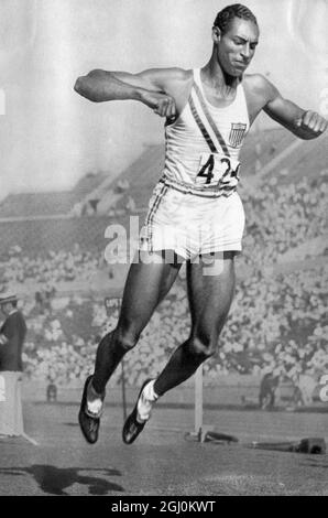 X Olympiad, Los Angeles, agosto 1932. Long Jump: Ed Gordon, per gli Stati Uniti Foto Stock