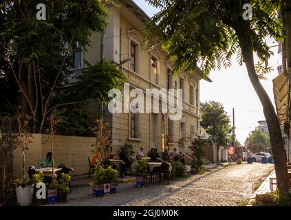 Kumkapi, Fatih, lstambul - Turchia - Agosto 30 2021: Persone sedute in una caffetteria di strada a Kumkapı Foto Stock