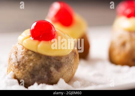 Pasta tradizionale italiana zeppole su tavola di legno Foto Stock