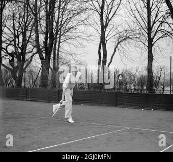 Roehampton Club Surrey Surrey Hard Court Tennis Championships . Lord Mexborough in azione contro CR Applewhaite nel loro singolo match . 31 marzo 1958 Foto Stock