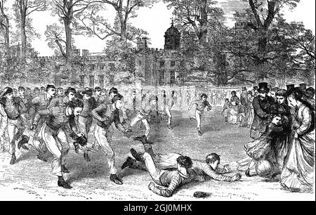 Calcio a Rugby School se desiderassimo mostrare a uno straniero uno spettacolo distintivo e dall'aspetto inglese , non potremmo fare molto meglio di portarlo a Rugby il giorno della sesta partita , un episodio emozionante di cui , quando la palla è entrato tra gli spettatori più desiderosi - un avvenimento non frequente - è stato reso con grande vivacità e abilità grafica dal nostro artista 1870 Foto Stock