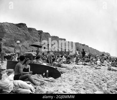 Cavalcando la cresta di un'onda ondulata , salito lungo la tavola lucida e sfrecciando prima del surf ampio è lo sport maestoso degli antichi Re Hawaiiani e uno che ha catturato l'immaginazione di un culto in rapida crescita dei surfisti fanatici . Viaggiando per miglia alle spiagge bianche della California del Sud ( queste foto sono state scattate alla spiaggia remota di San Orofre circa venti miglia a sud di Laguna Beach , sull'autostrada per San Diego ) , gli uomini e le donne , di solito lithe , magre e splendidamente formate , versare in auto e carrelli , rendere la spiaggia la loro casa per il fine settimana , dimenticare il tamburo di falce Foto Stock