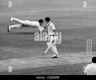 Cricket al Lords 2° Test match Inghilterra / Australia serie Ashes quarto giorno B Cavaliere fa un grande immersione cattura per respingere D Walters per 26 fuori il bowling di D Brown . 24 giugno 1968 Foto Stock