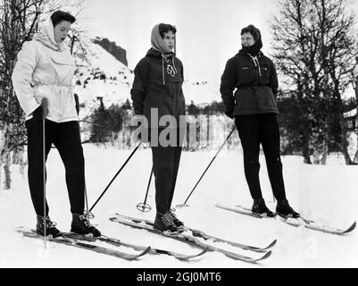 Gausdal in Norvegia: Tre principesse danesi hanno lasciato la loro capitale la settimana scorsa per la Norvegia, e le stazioni sciistiche, per la loro vacanza annuale sulla neve. Da sinistra a destra, Princesses Benedikte , Anne Marie e Margrethe , (l'erede apparente) andare sci di vista in questo resort. 20 febbraio 1959 Foto Stock