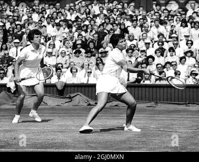 Il Wimbledon Lawn Tennis Championships 1967, le Signore raddoppia semifinale . La sig.ra Rosemary Casals e la sig.ra Billie Jean King in gioco durante la loro partita contro la sig.ra Ann Jones e la sig.ra Virginia Wade 7 luglio 1967 Foto Stock