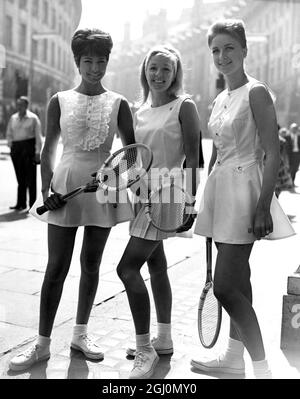 Sandra Russell in abito Pique con frontale Broderie Anglais , Felicity Fox in Tricel Dress con nuova gonna a coltelli pieghettata e abito Judy Wilson in Tricel con gilet in vita steso con Lurex , tutto parte dei disegni da tennis Fred Perry per Wimbledon 12 giugno 1963 Foto Stock