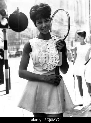 Sandra Russell in Pique vestito con Broderie Anglais fronte come parte del Fred Perry tennis disegni per Wimbledon 12 giugno 1963 Foto Stock