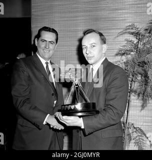 Londra : World Motor Racing Champion , Jack Brabham ( a sinistra ) si congratula con il neo eletto BBC TV Sportsman dell'anno , Motor Cycle Racing Champion John Surtees , che detiene il suo trofeo dopo la cerimonia di presentazione in televisione ieri sera . 17 dicembre 1959 Foto Stock