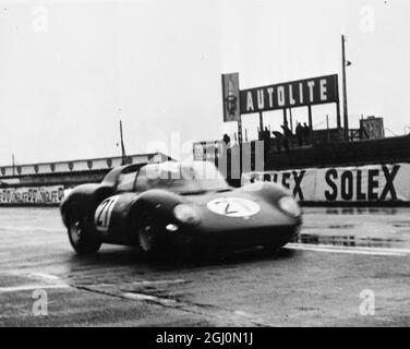Le Mans France la Ferrari No 21 guidata dal campione del mondo per il 1964 John Surtees è mostrata qui in azione il 10 aprile durante le prove per la famosa corsa di 24 ore di auto che si terrà qui il 19 e 20 giugno. Surtees ha rotto il record della pista ad una velocità media di 136.4 MPH 1965 Foto Stock