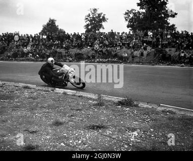 Geoff Duke , campione britannico di motociclette da corsa su strada , corse sul circuito di Brands Hatch nel Kent . 24 settembre 1955 Foto Stock