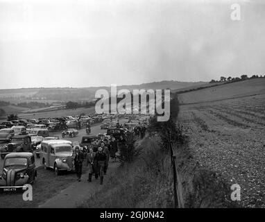 Una vista del Brands Hatch by - Pass in Kent pieno di auto e spettatori che arrivano per la gara di incontro sul circuito automobilistico lì. 1955 Foto Stock