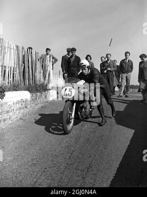 Geoff Duke , campione britannico di motociclette da corsa su strada , si è decollato per un altro giro di prove sul circuito di Brands Hatch nel Kent . 24 settembre 1955 Foto Stock