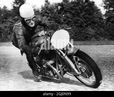 Leslie Graham in Gran Bretagna a velocità sulla sua MV Agusta a Monza , Italia - mentre si allena per il Gran Premio delle Nazioni . 12 settembre 1952 Foto Stock