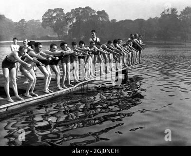 G Manning ha vinto la gara di nuoto per la Jubilee Cup nella Serpentine a Hyde Park Photo show concorrenti all'inizio del 22 giugno 1935 Foto Stock