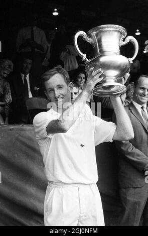 Australian Rod Laver detiene il trofeo alto dopo aver vinto la finale dei Campionati americani di tennis sul prato a Forest Hills , New York , USA il 10 settembre . Ha battuto il connazionale Roy Emerson 6-2 6-4 5-7 5-4 . Capelli rossi , 24 anni Laver detiene i titoli australiani , francesi , Wimbledon e statunitensi . 14 settembre 1962 Foto Stock