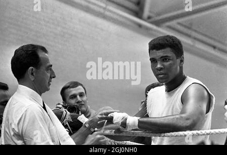 Londra - la foto di oggi mostra il campione del mondo dei pesi massimi Cassius Clay e il suo manager Angelo Dundee quando il campione si è allenato presso la sala di perforazione dell'esercito territoriale di White City, per il suo titolo del 21 maggio con il campione britannico Henry Cooper all'Arsenal Football Stadium di Highbury, Londra, 12 maggio 1966 Foto Stock