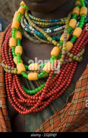 Etiopia: inferiore Omo river basin, Omo Delta, Dassenech villaggio di Ilokelete, in acqua bassa stagione, una donna collane di perle Foto Stock