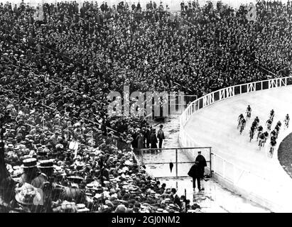 Giochi olimpici del 1908 : una sezione della folla che guarda la corsa ciclistica di 100 chilometri a White City , Londra , Inghilterra . Foto Stock