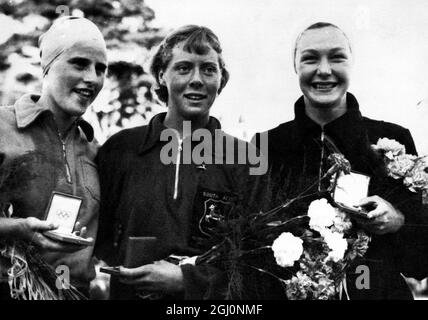 Olimpiadi di Helsinki 1952 : i primi tre nella finale olimpica del colpo di schiena femminile di 100 metri con le loro medaglie dopo l'evento allo Stadio Olimpico del nuoto . Essi sono lasciati a destra : Geertje Wielma d'Olanda piazzò secondo ; Joan C Harrison del Sudafrica , il vincitore e Joan Stewart della Nuova Zelanda , terzo . 31 luglio 1952 Foto Stock