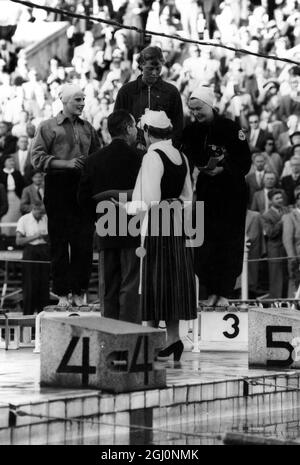 Olimpiadi di Helsinki 1952 : la presentazione delle medaglie ai vincitori delle donne 100 metri di corsa indietro finale al Pool Olimpico . Vincitore (al centro) è stato Joan Harrison del Sudafrica con Geertje Wielma d'Olanda (a sinistra) secondo e Joan Stewart della Nuova Zelanda (terzo). 1 agosto 1952 Foto Stock