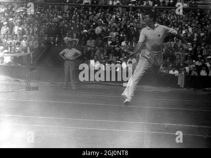 Charles Hare di Gran Bretagna ha combattuto Donald Budge , campione di Wimbledon , a 13-15 nel loro singolo match nel Davis Cup Challenge Round a Wimbledon . Budge ha preso facilmente il secondo insieme 6-1 . Donald Budge in gioco . 24 luglio 1937 Foto Stock