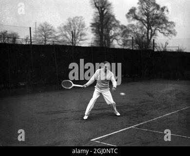 Bunny Austin di Gran Bretagna , la famosa stella del tennis in addestramento intenso per le prossime partite della Coppa Davis a Wimbledon , Inghilterra . 8 febbraio 1935 Foto Stock