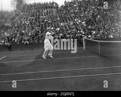 Jean Borotra , il veterano francese sconfisse Ellsworth Vines , campione di tennis americano nelle partite francese-americane per la Coppa Davis di Parigi , Francia 6-4 6-2 3-6 6-4 . Ellsworth Vines in gioco contro Borotra 29 luglio 1932 Foto Stock