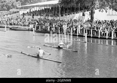 Bill Tytus dell'Università di Washington , tira fuori una vittoria di shock su Ken Dwan di Britian (a destra) nelle semifinali delle sculture Diamond alla Regata reale di Henley. 4 luglio 1969 Foto Stock