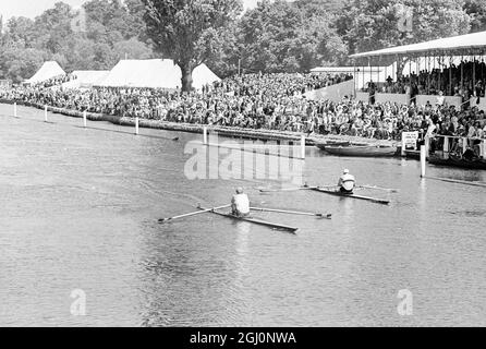 Bill Tytus dell'Università di Washington , tira fuori una vittoria di shock su Ken Dwan di Britian (a destra) nelle semifinali delle sculture Diamond alla Regata reale di Henley. 4 luglio 1969 Foto Stock