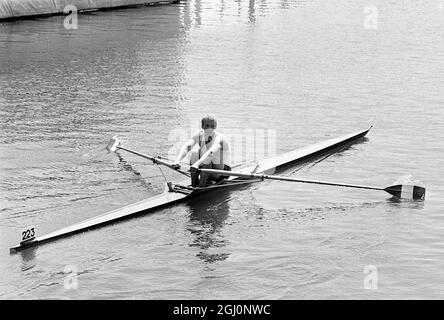 Bill Tytus dell' Università di Washington , tira fuori una vittoria di shock su Ken Dwan di Britian nelle semifinali delle sculture Diamond alla regata reale di Henley . 4 luglio 1969 Foto Stock