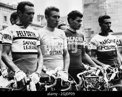 Tour de France LtoR Henry Anglade (Francia), Jacques Anquetil (Francia), Raymond Poulidor (Francia) e Federico Bahamontes (Spagna) sono stati raffigurati osservando un minuto di silenzio in memoria delle otto persone uccise l'8 luglio a Port-de-Couze , Dordogne , Quando un furgone di polizia che cavalcava il Tour de France si schiantò fuori strada per gli spettatori . La cerimonia si è svolta prima dell'inizio della ventesima tappa della gara. 14 luglio 1964 Foto Stock