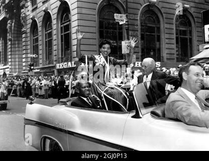 Miss Althea Gibson , che è appena diventato Ladies Singles campione di tennis prato a Wimbledon , ondeggia da una vettura aperta durante la parata su Broadway , che è stato il tributo ufficiale di New York al suo ritorno . 11 luglio 1957 Foto Stock