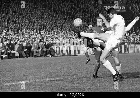 Legwork come Francia batte Bulgaria tre gol a uno nella Coppa delle nazioni europee , quarto-finale ritorno partita a Parigi 26 ottobre 1963. Robert Herbin in Francia (al centro, maglia scura) , prende il calcio mentre la metà centrale della Bulgaria Ivan Dimitrov prende la palla sulla punta del suo dito. In parte visibile , a sinistra sfondo , è Georges Lech , nuovo arrivato alla squadra francese . Foto Stock