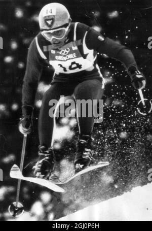 Jean-Claude Killy vola sulla neve sulla strada per vincere una medaglia d'oro olimpica Grenoble. 1968 Foto Stock