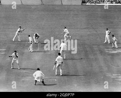 Londra ; Len Hutton , capitano d'Inghilterra , sopravvive ad un appello fuori da Fazal Mahmood nella prima volta durante i secondi inning dell'Inghilterra contro il Pakistan nella prova finale Match . 16 Agosto , 1954 Foto Stock