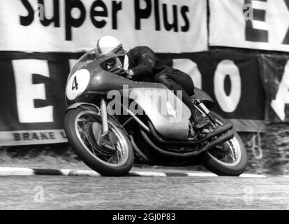J HARTle , in sella ad una MV Agusta italiana ieri ha vinto la Junior TT Race nell' Isola di Man , a 96.70 mph - un nuovo record . Secondo è stato John Surtees , visto qui , anche a cavallo di una MV Agusta . 16 giugno 1960 Foto Stock