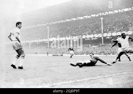 L'Ungheria segna . Liverpool , Inghilterra : il portiere brasiliano , Gylmar è ben picchiato quando bene di Ungheria ( non nella foto ) ha segnato il primo gol ungherese qui stasera , durante la loro partita di Coppa del mondo . 15 luglio 1966 Foto Stock