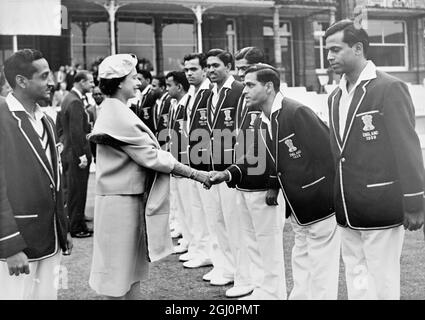 La regina Elisabetta II scuote le mani con i membri della squadra indiana di cricket a Lords quando sua Maestà li ha visitati durante la loro partita contro il MCC . Alla fine del secondo giorno di gioco, MCC era 274 per 4 dichiarati e 29 per un wicket . L'India aveva totalizzato 211 con Umrigar 82 e Borde 88 . 26 maggio 1959 Foto Stock