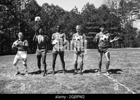 Quando un fotografo ha chiesto il allenatore dei capi di Atlanta Phil Woosnam , l'ex West Ham United e Birmingham City in avanti , quanti dei suoi giocatori toccano la palla senza l'uso delle loro mani , ne ha allineati cinque , e chiese ad altri cinque di lanciare la palla . Questo fu il risultato : dal portiere di sinistra Sven Linberg di Stoccolma Svezia (naturalmente può usare le mani) , Emment Kapengwe di Kitwe Zambia usò la testa , Henry Largie di Kingston Jamaica il petto , Ron Newman di Gillingham Inghilterra sua coscia e Bobby Kalmi da Tel-Aviv Israele suo piede , Atlanta , Georgia USA 28 marzo 1967 Foto Stock