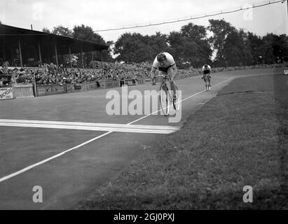 REG Harris , ex campione mondiale di sprint professionistico , leader in casa Oskar Plattner (Svizzera) nella loro gara di vendetta del Campionato del mondo a Herne Hill , Londra. È stato Plattner a cacciare Harris dai campionati del mondo nella semifinale di recente e poi a vincere la finale. 13 settembre 1952 Foto Stock