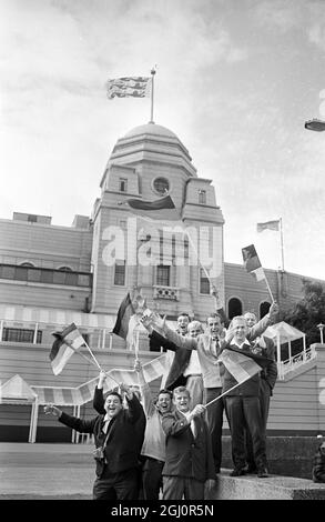 Programma di supporto completo 1966 World Cup FootballPictured qui oggi al Wembley Stadium sono i tifosi della Germania Occidentale che, con le loro bandiere e con il loro entusiasmo, daranno alla squadra della Germania Occidentale un programma di supporto completo quando incontreranno l'Inghilterra nella finale del Torneo di Coppa del mondo di oggi. I tedeschi occidentali sono raffigurati allo Stadio di Wembley, dove la folla si è radunata sin dalla mattina presto. Molti si accamparono al Barn Hill Recreation Ground, a meno di un chilometro e mezzo dallo stadio. 30 luglio 1966 Foto Stock