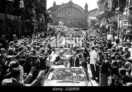 Trionfante Homecoming. 1966 Coppa del mondo FootballFrancoforte: Il motorcadee della Nazionale tedesca Occidentale guida in processione trionfante lungo i Kaiserstrasses, mentre la squadra è tornata a Francoforte oggi dopo la finale di ieri della Coppa contro l'Inghilterra allo Stadio di Wembley. 31 luglio 1966 Foto Stock