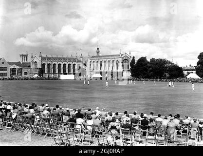 Gloucestershire V Kent Cheltenham Cricket Week Gloucestershire batting nella loro partita con il Kent che ha aperto la settimana di Cricket di Cheltenham, nella stting del college di Cheltenham, con gli edifici del college nello sfondo 15 agosto 1951 Foto Stock