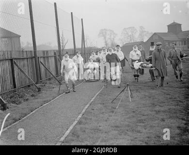 Calcio fumetto della polizia - Shooters Hill . 1945. Bandato, cappello, barella Foto Stock