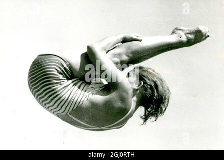 Il subacqueo americano Patricia McCormick si arriccia strettamente e con grazia a mezz'aria durante la pratica per le immersioni olimpiche presso la piscina olimpica qui , Helsinki , Finlandia . 29 luglio 1952 Foto Stock